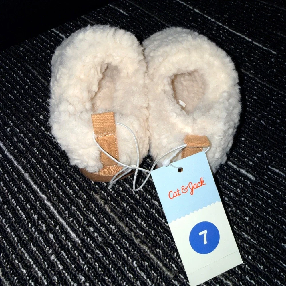 Cat & Jack Georgia Slippers Kids Size 7 Beige New Faux Shearling